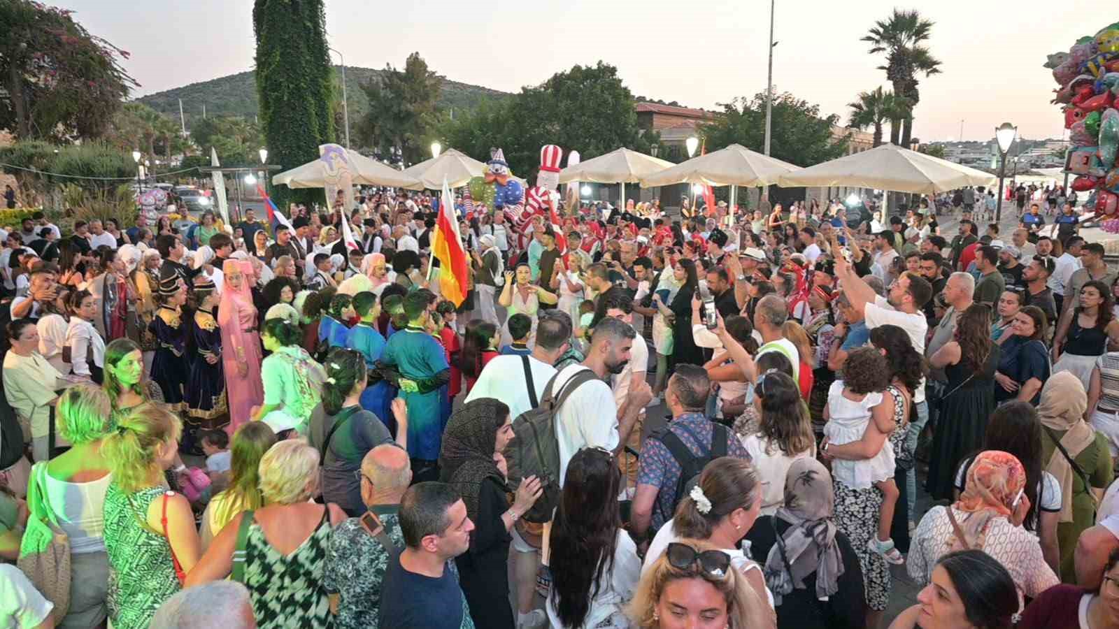 Çeşme’de uluslararası halk dansları şöleni