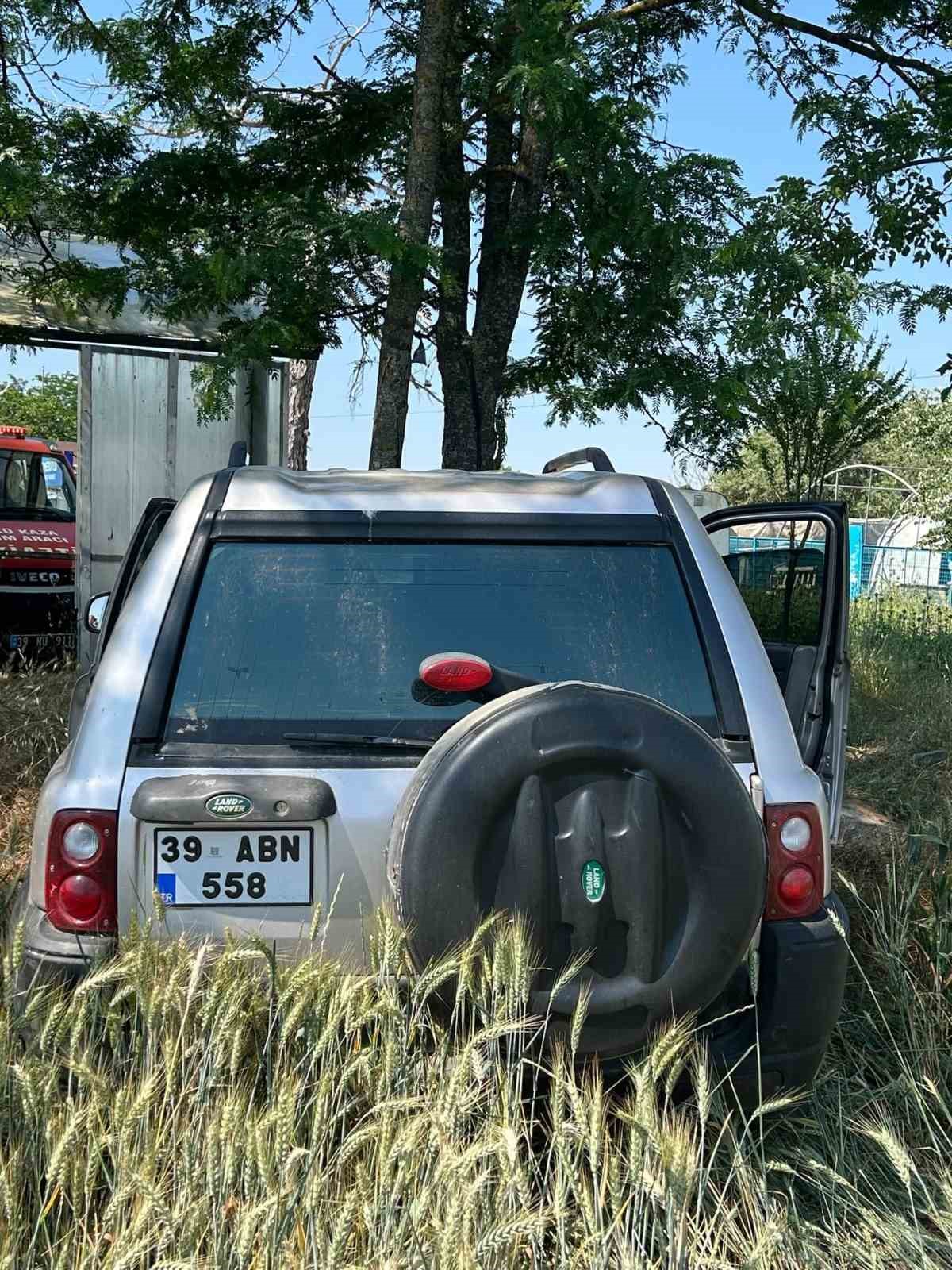 Babaeski’de ağaçlara çarpan otomobilin sürücüsü yaralandı