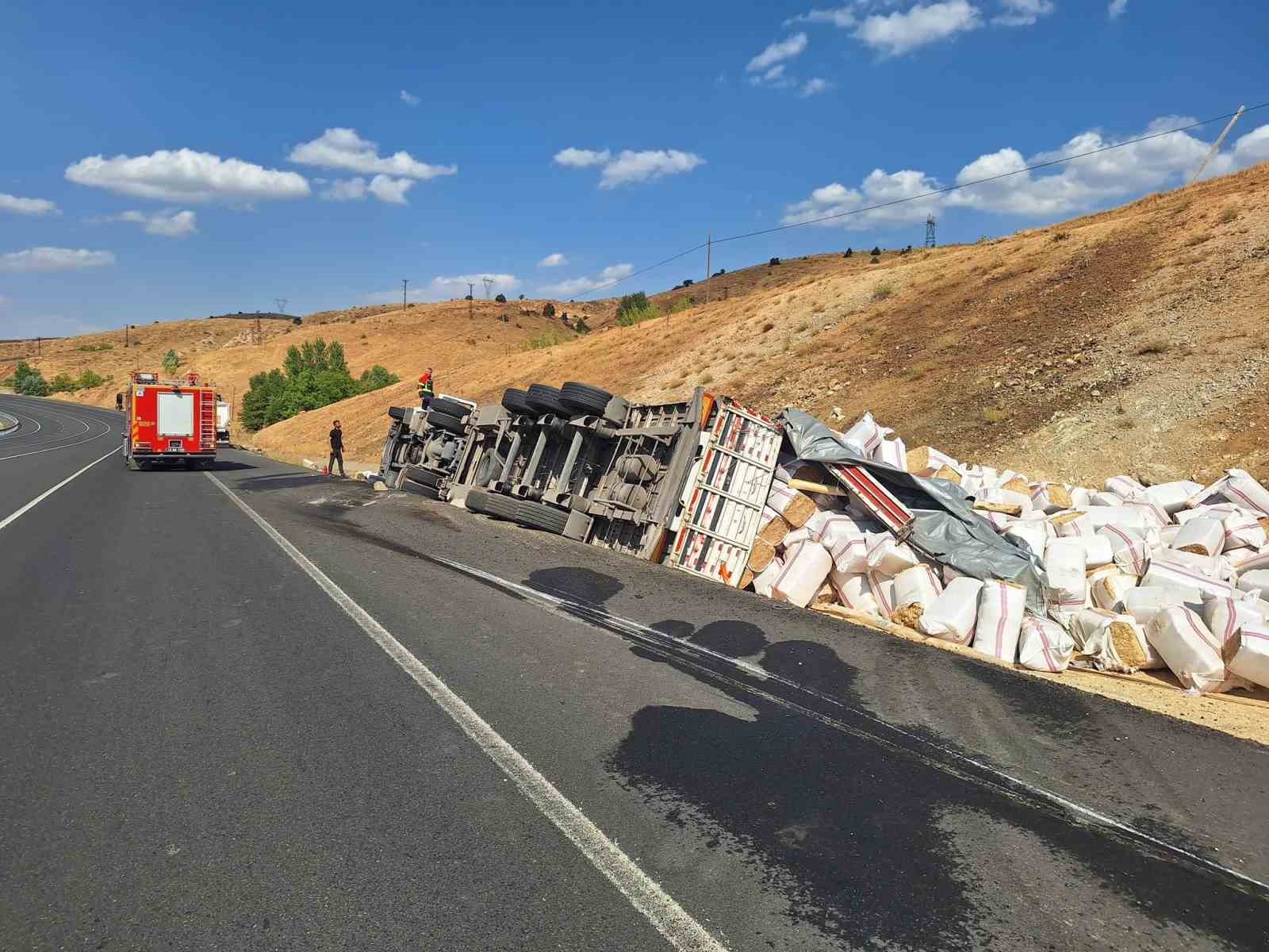 Bingöl’de saman yüklü tır devrildi: 1 yaralı
