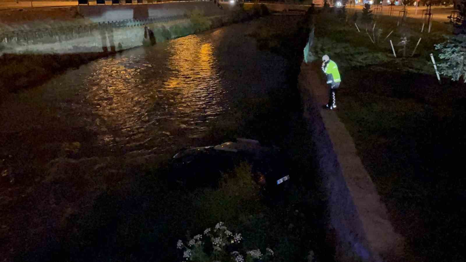Kontrolden &ccedil;ıkan ara&ccedil; dereye u&ccedil;tu, kaza sonrası s&uuml;r&uuml;c&uuml; ka&ccedil;tı