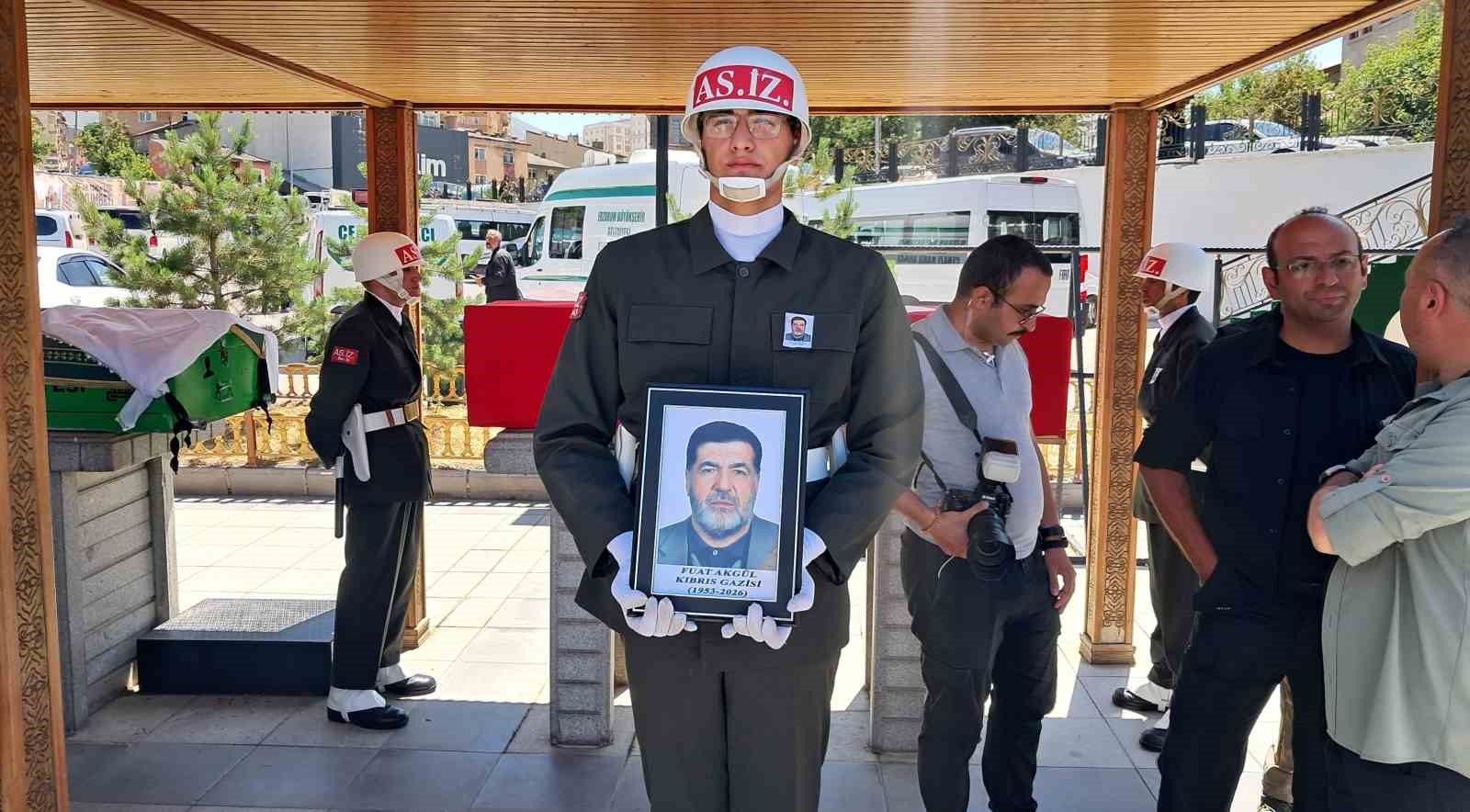 Kıbrıs Gazisi Fuat Akg&uuml;l son yolculuğuna uğurlandı