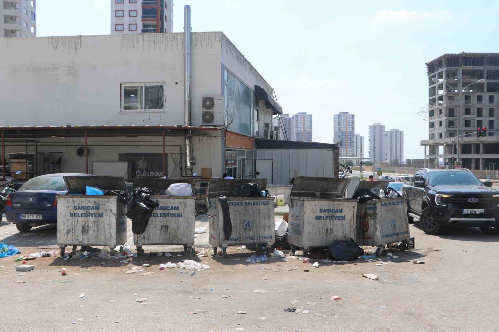 Mahalleliden belediyeye protesto: Çöpleri kendi elleriyle topladılar