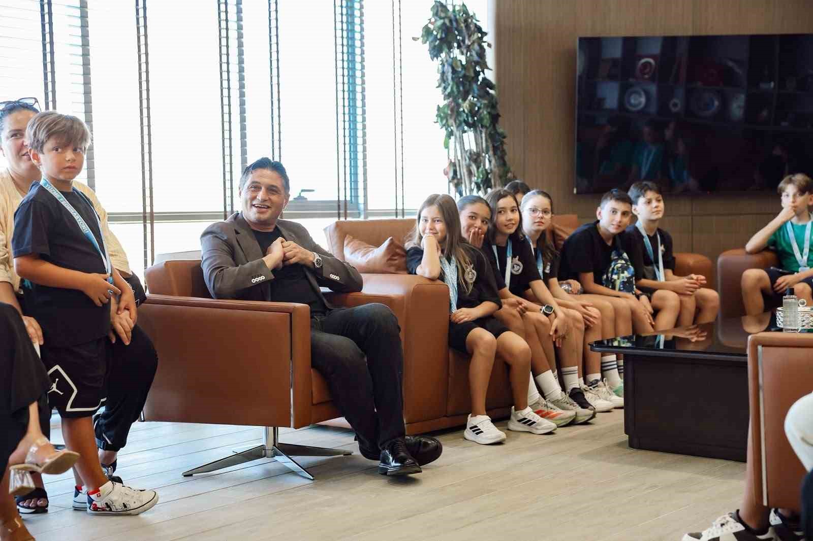 Başkan Serkan Acar, y&uuml;z&uuml;c&uuml;leri makamında ağırladı
