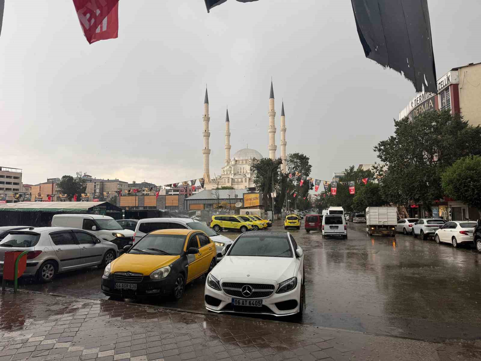 Iğdır’da sağanak yağış etkili oldu