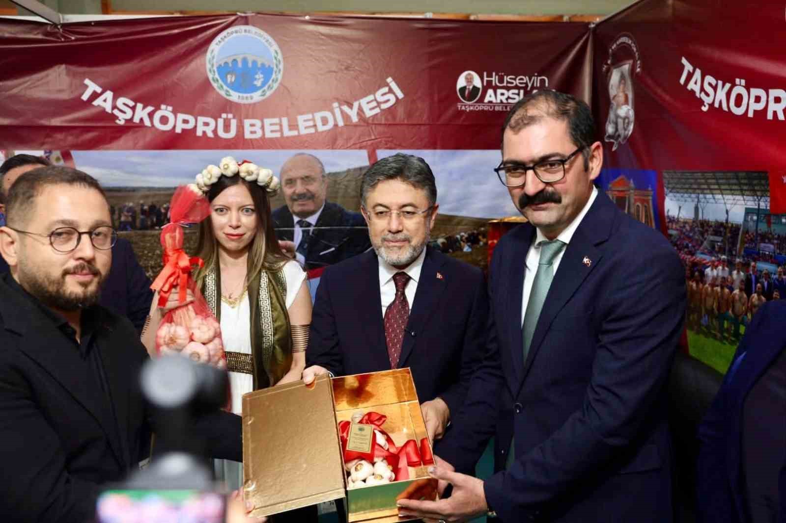 Bakan Yumaklı&rsquo;ya, Taşk&ouml;pr&uuml; sarımsağı hediye edildi