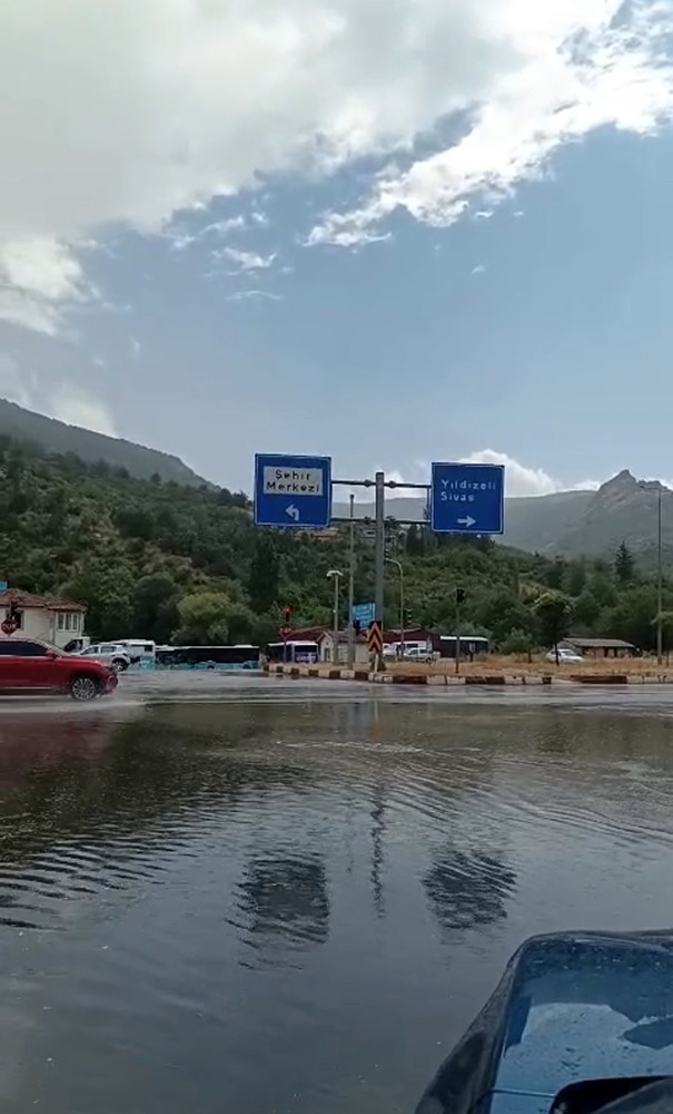 Tokat&rsquo;ta fırtına ve sağanak hayatı olumsuz etkiledi