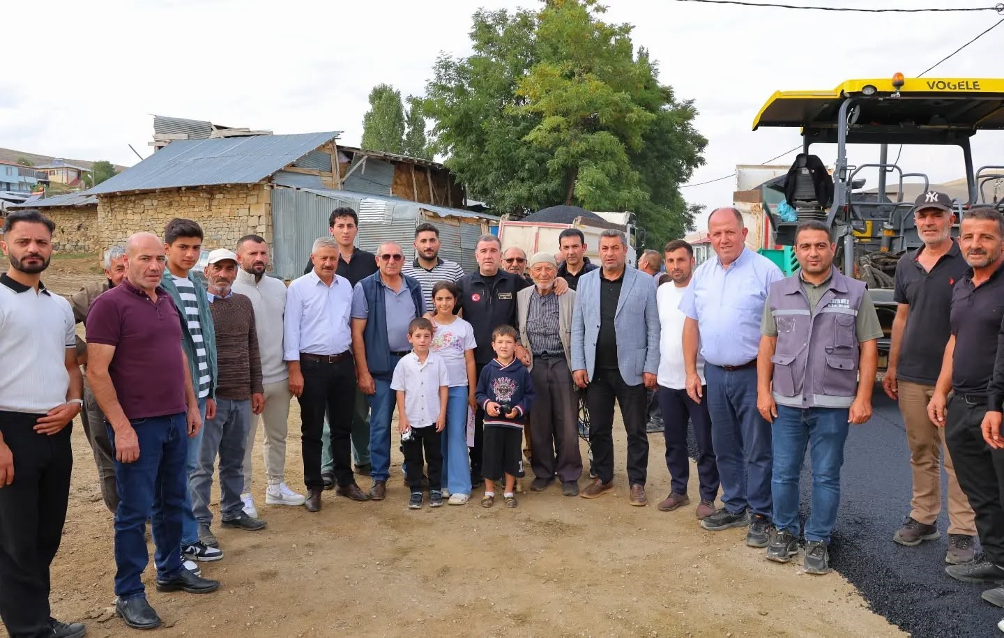 Bayburt’un grup yollarında asfalt ve genişletme çalışmaları sürüyor