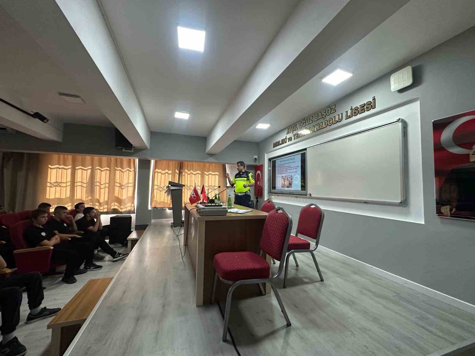 Kuşadası&rsquo;nda &ouml;ğrencilere Trafik ve Motosiklet G&uuml;venliği semineri