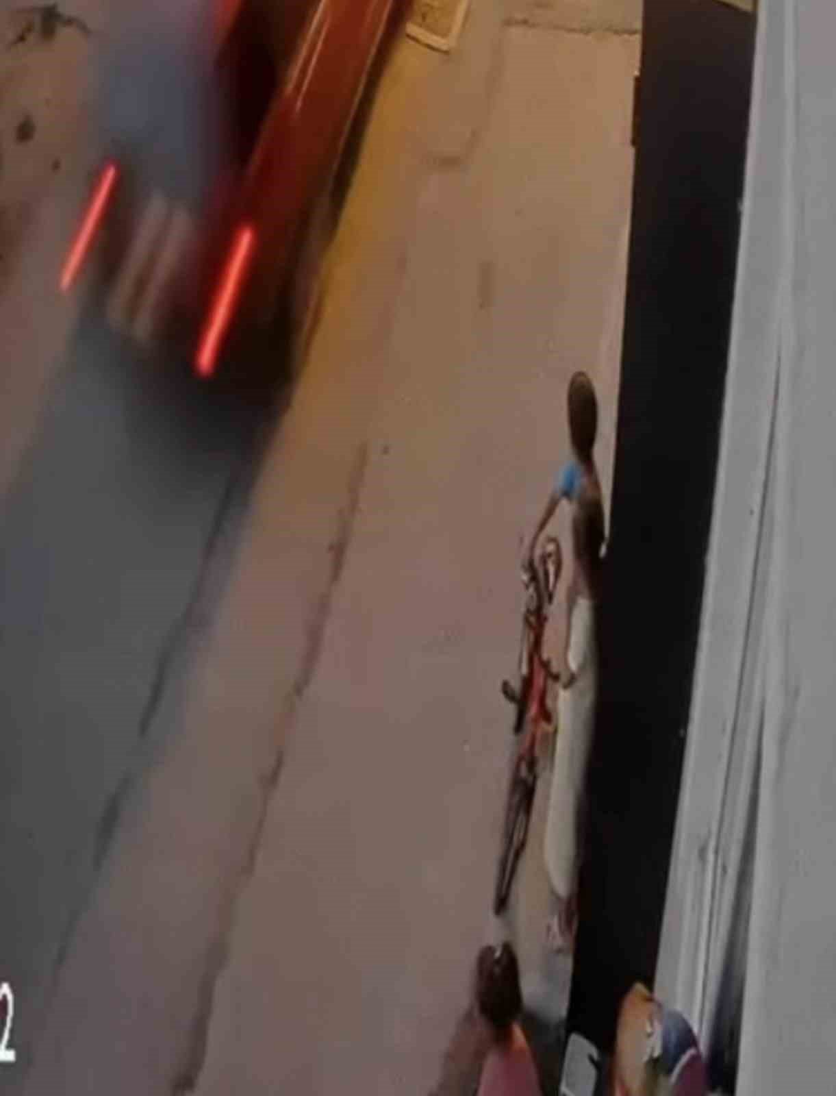 Çocukların oynadığı sokağa drift atarak girdi, hızla uzaklaştı
