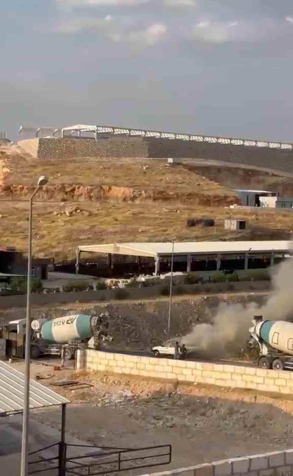 Şanlıurfa’da yanan otomobil beton mikseriyle söndürüldü