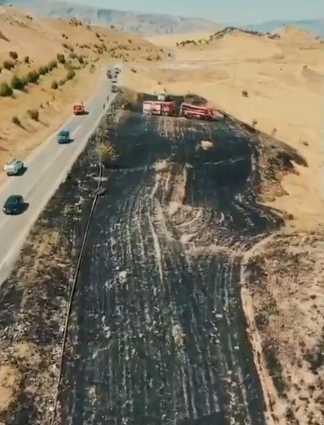 Buğday tarlası yangında zarar g&ouml;rd&uuml;
