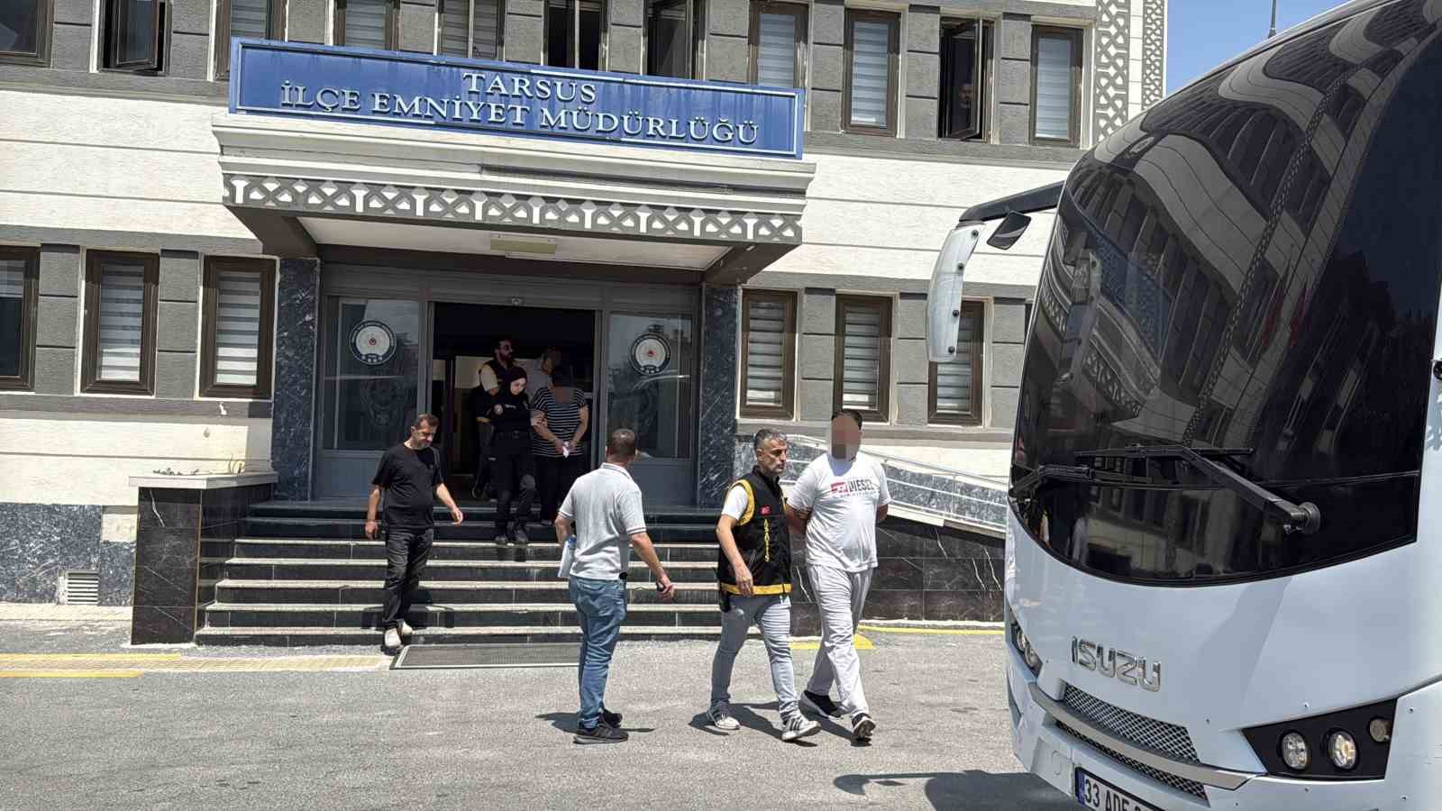 Tarsus&rsquo;ta alacak verecek kavgası kanlı bitti: 2 kuzen &ouml;ld&uuml;, 6 ş&uuml;pheli adliyede