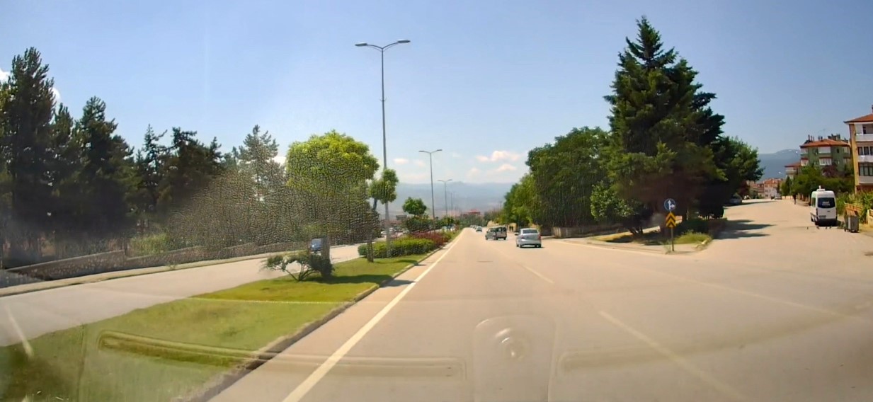 Karab&uuml;k&rsquo;te trafiği tehlikeye d&uuml;ş&uuml;ren ara&ccedil;lar kamerada