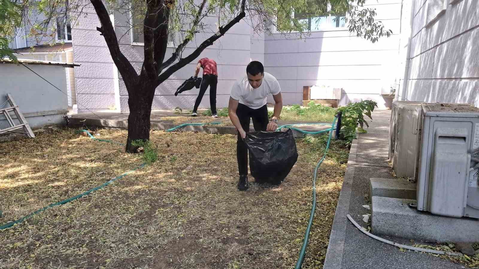 Edremit MYO öğrencilerinden çevre temizliği