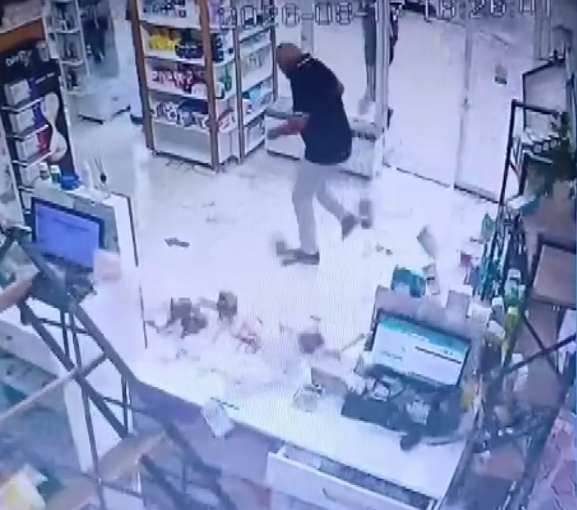 Fırtınada camları patlayan eczanedeki panik anları kameraya yansıdı