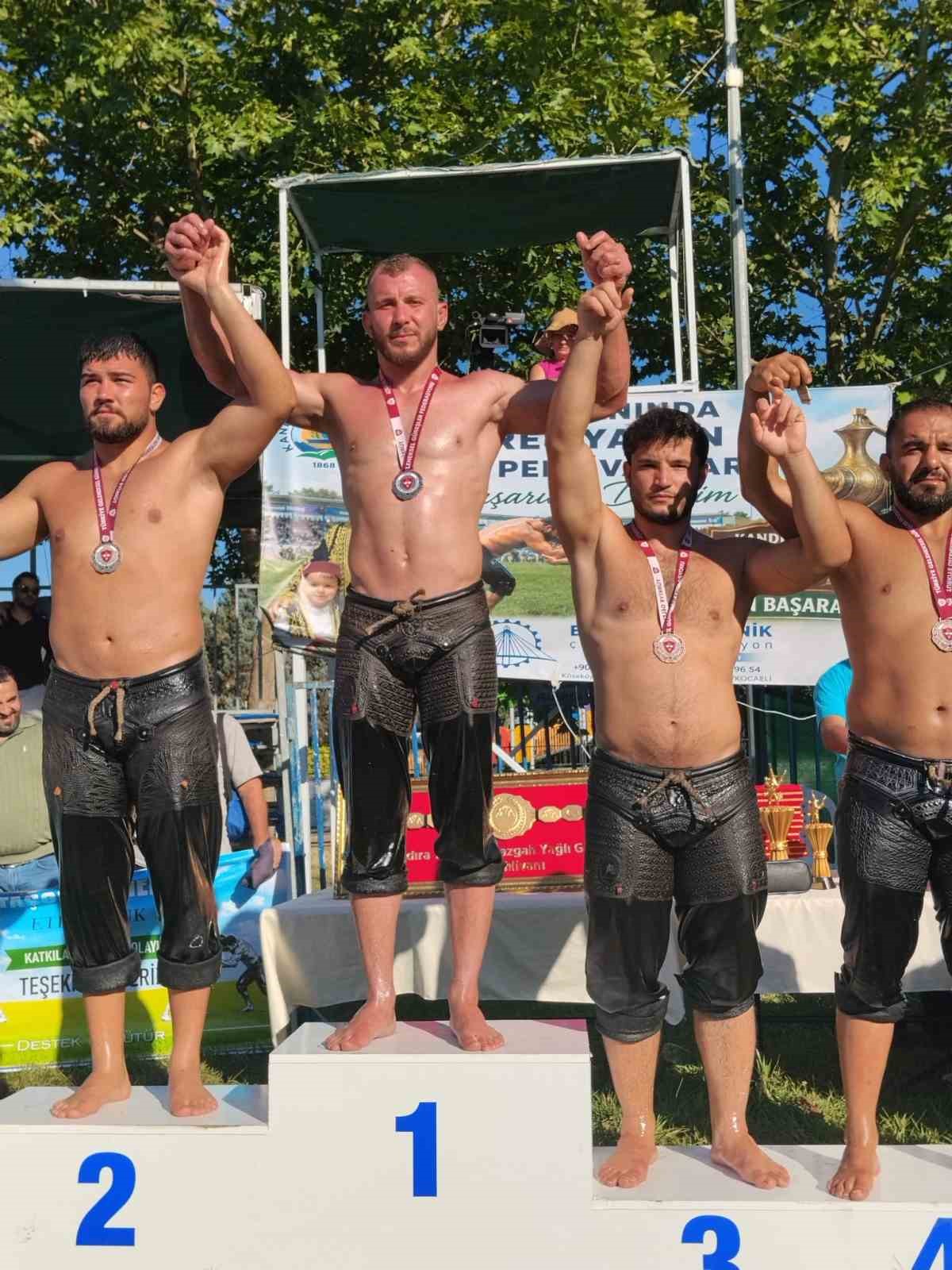 Sakaryalı sporcular Kocaeli’den madalyalar ile döndü