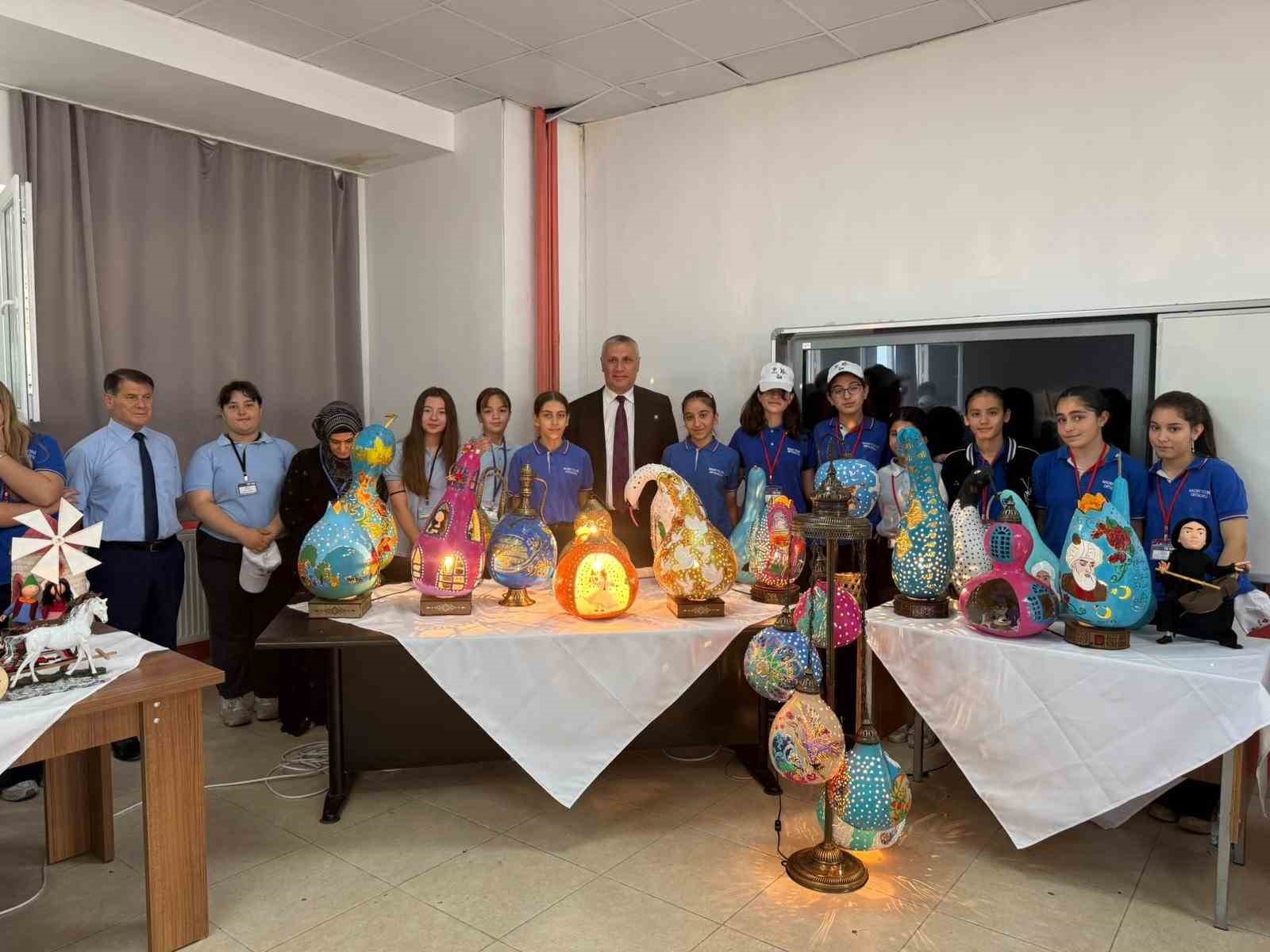Balıkesirli &ouml;ğretmen &ouml;nce kendi &ouml;ğrendi şimdi de &ouml;ğrencilerine &ouml;ğretiyor