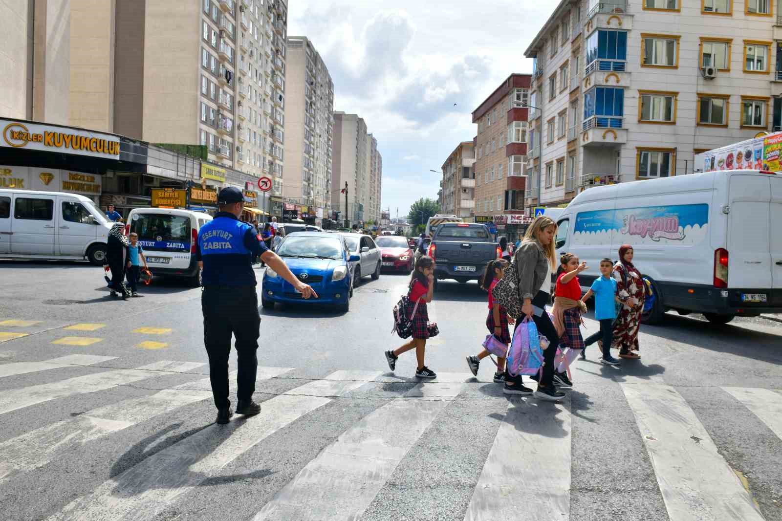 Okulların a&ccedil;ılmasıyla Esenyurt&rsquo;ta denetim seferberliği başladı