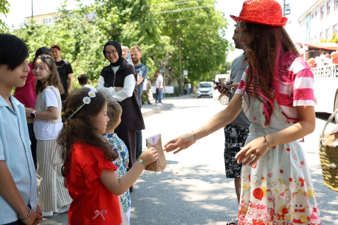 Kartepe&rsquo;de gezici eğlence otob&uuml;s&uuml; &ccedil;ocuklara bayram coşkusu yaşatıyor