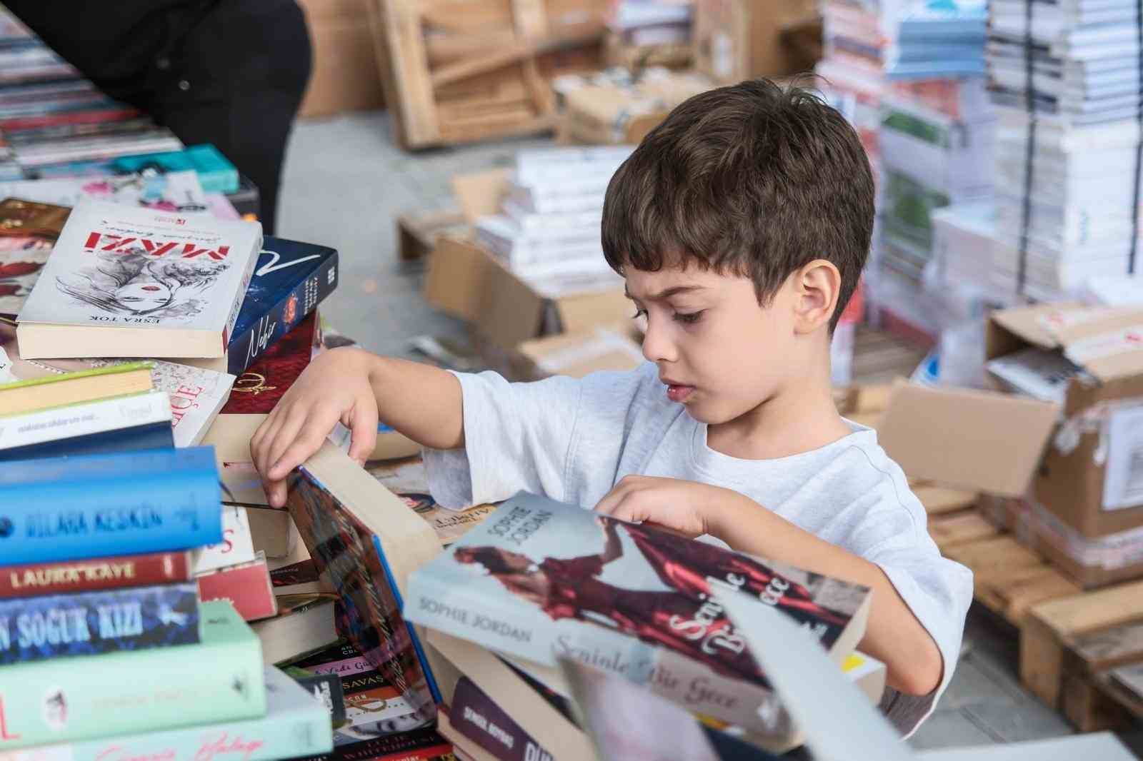 İZKİTAP&rsquo;ta ilk g&uuml;n yoğun ilgi