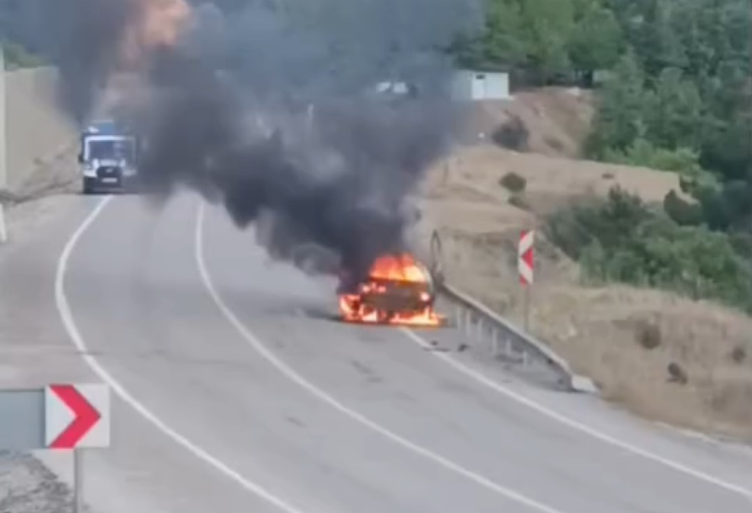 Kozan’da otomobil alev alev yandı, 13 yaşındaki Ömer’in duyarlılığı takdir topladı