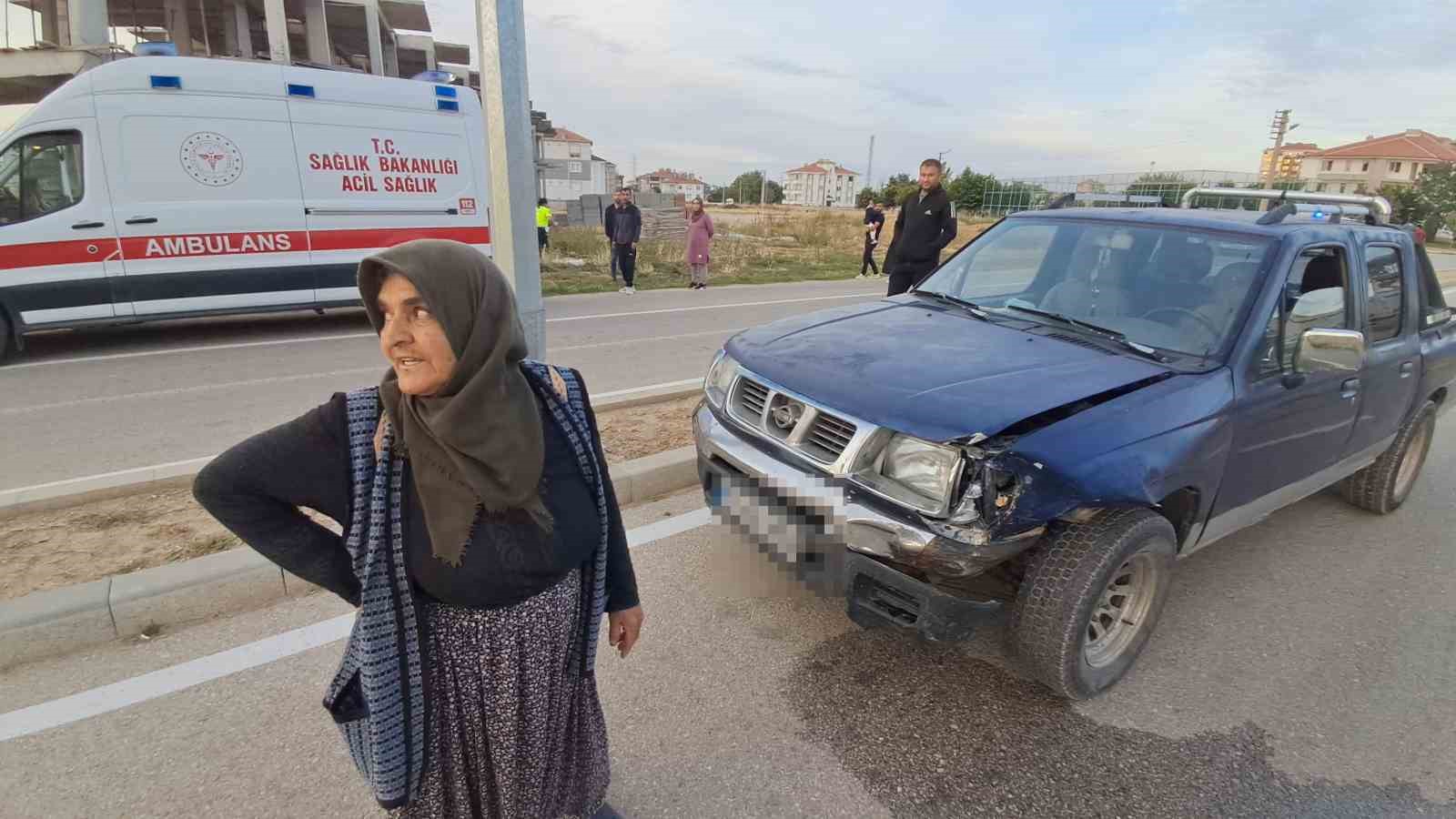 Kavşakta çarpışan araçlar savruldu: 2 yaralı