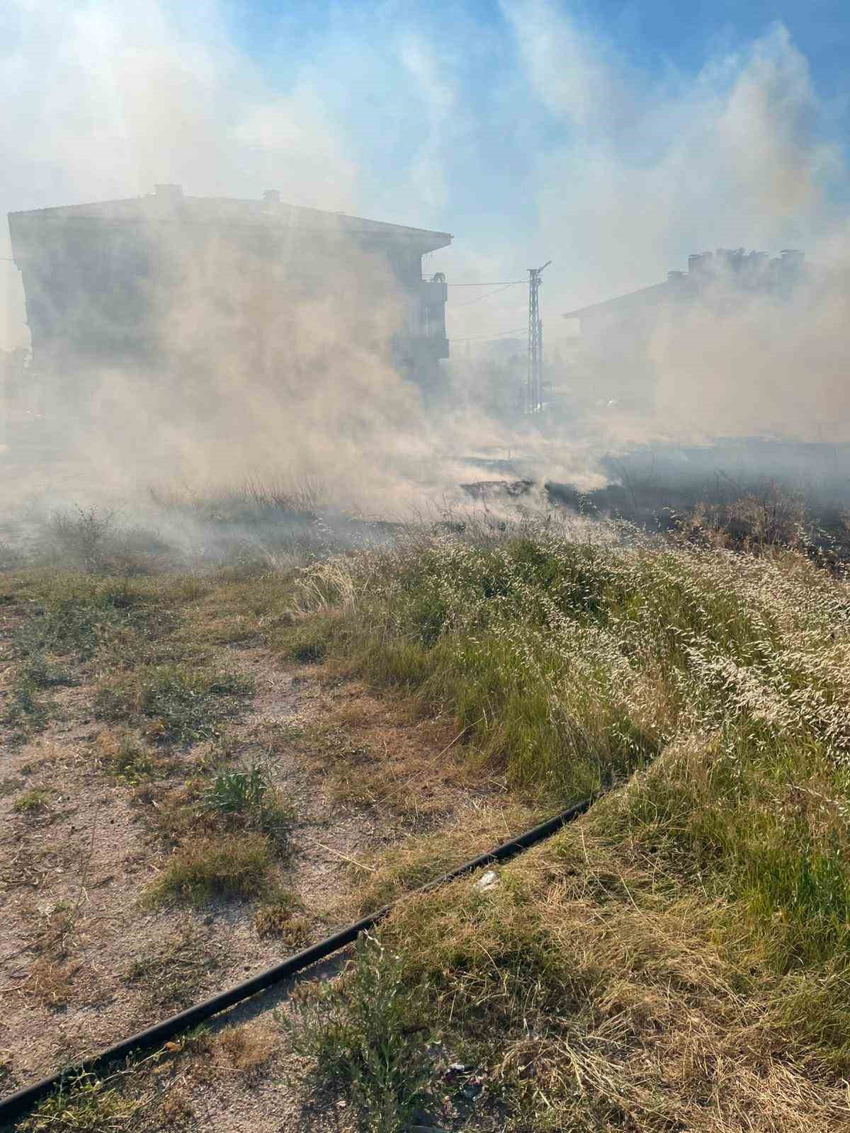 Rüzgarın etkisiyle büyüyen ot yangını evlere ulaşmadan söndürüldü