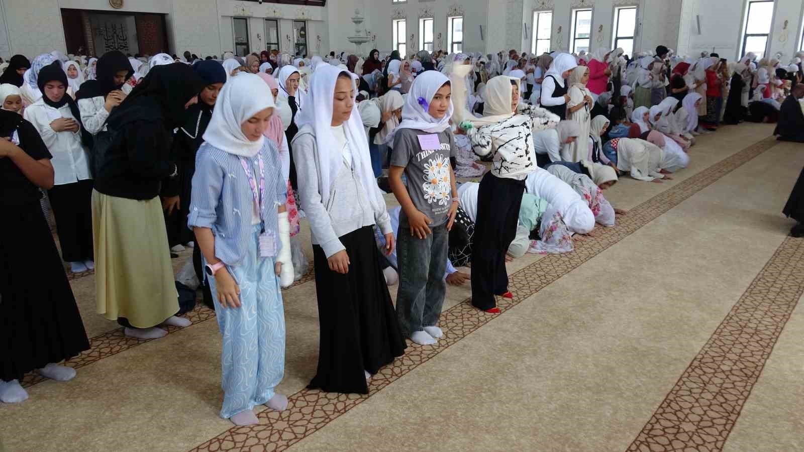 Erzurum’da 3 bin kız öğrenci camide buluştu