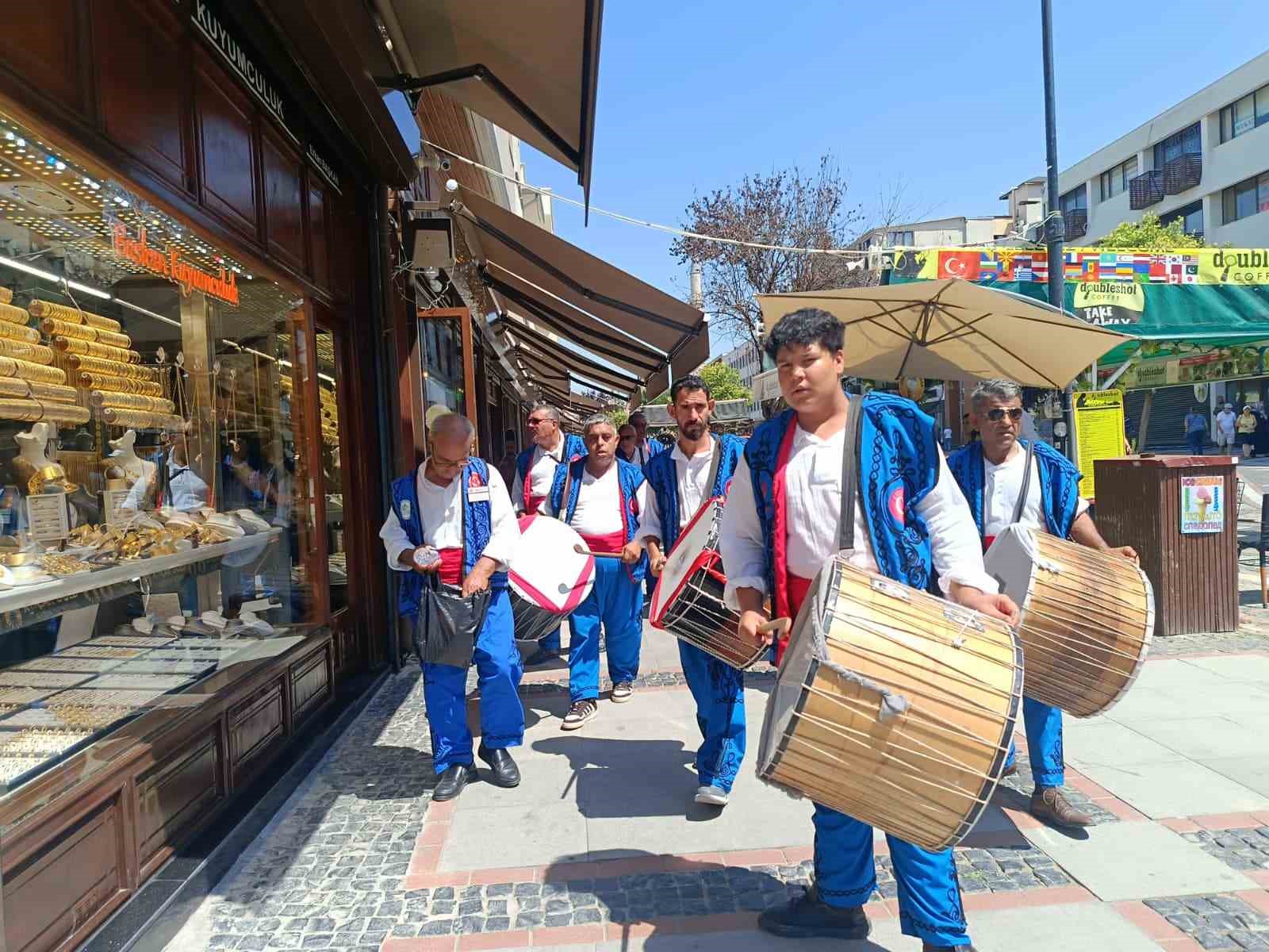 Edirne’de davul-zurna ekibinden esnafa Kırkpınar daveti
