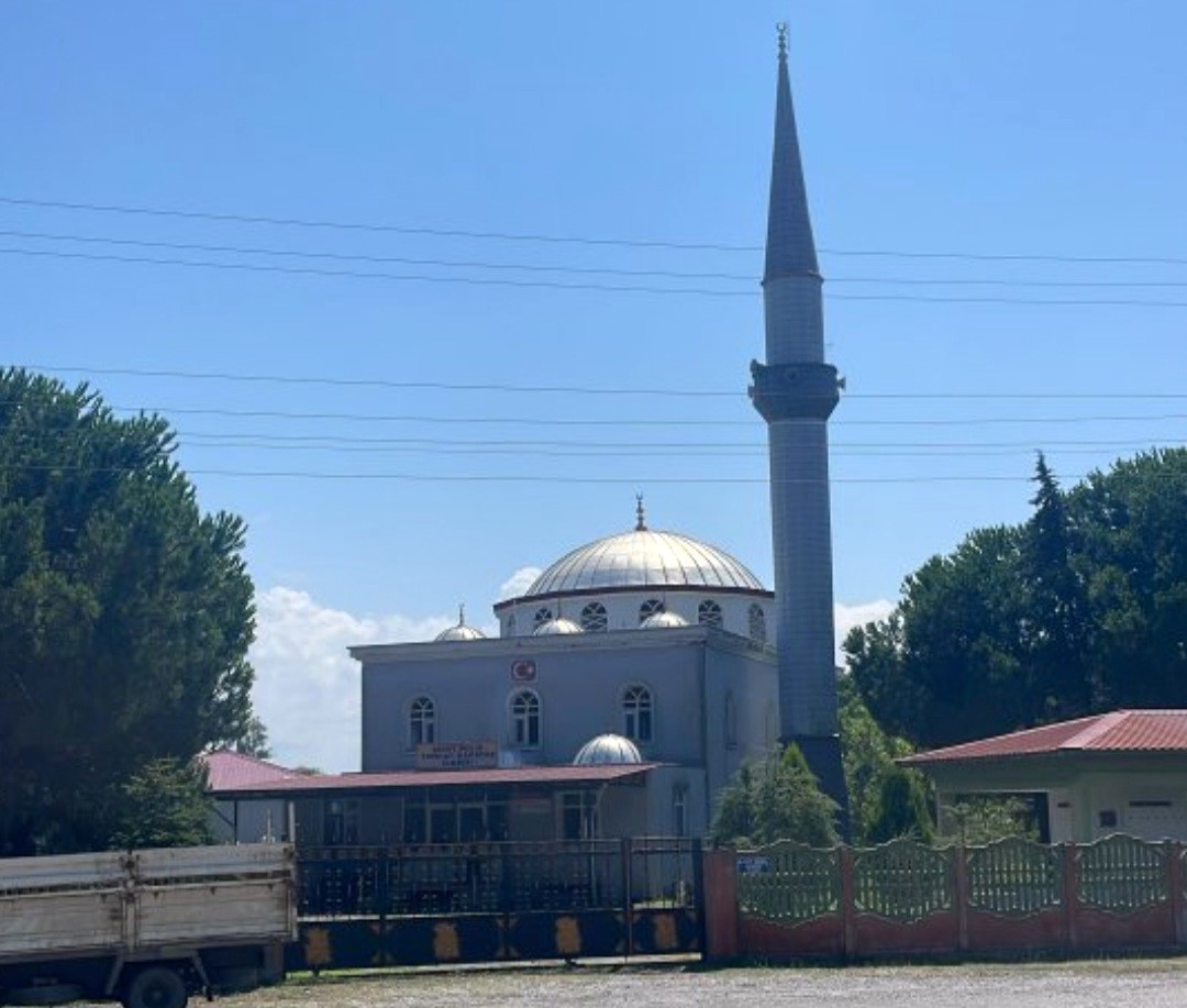 Hırsızlar camiden bağış kutusunu &ccedil;aldı