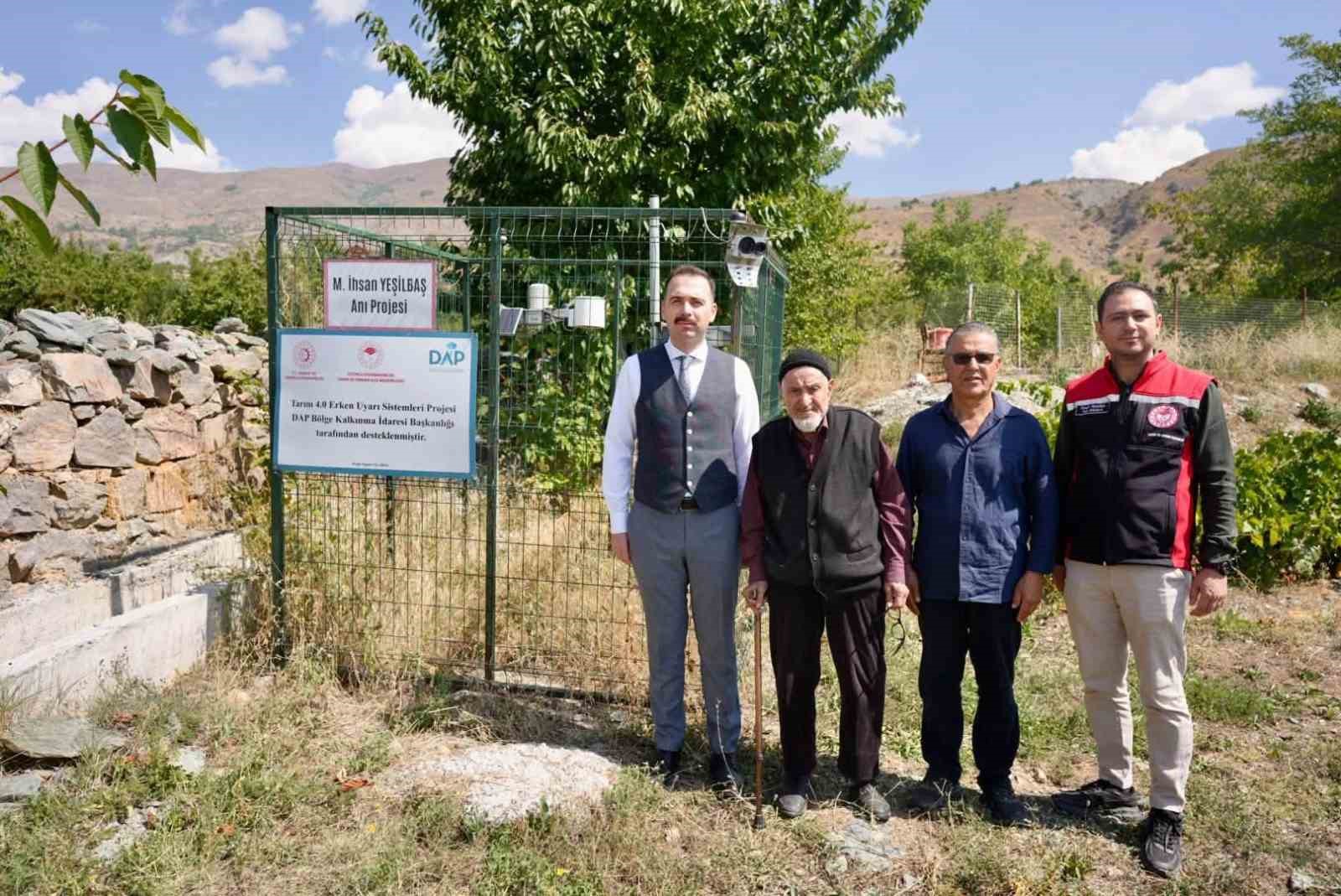Üzümlü Kaymakamı Hökelekli, üzüm bahçesi ve tarımsal erken uyarı sistemini inceledi