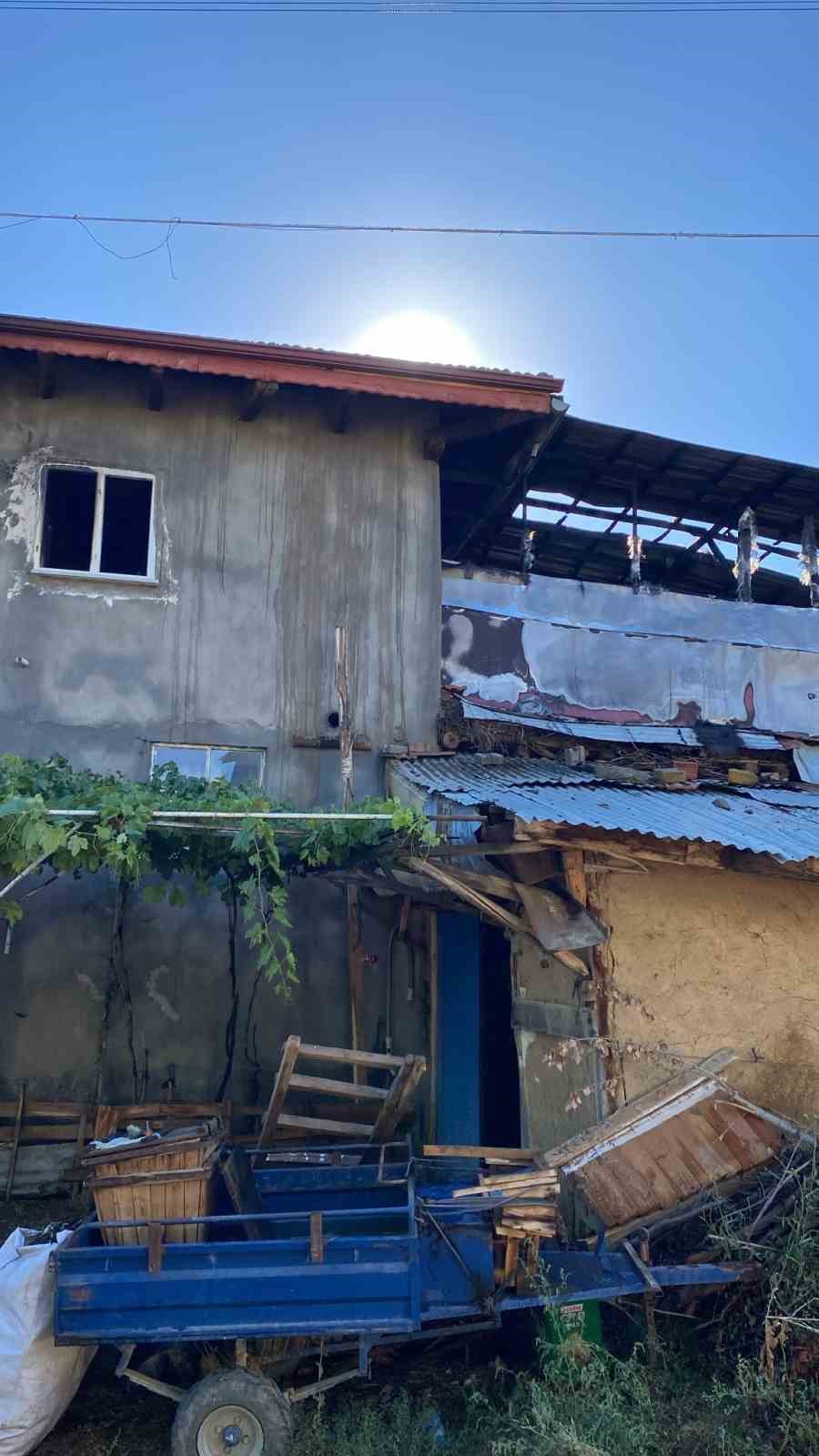Yalvaç’ta iki ahşap ev yangında kullanılamaz hale geldi