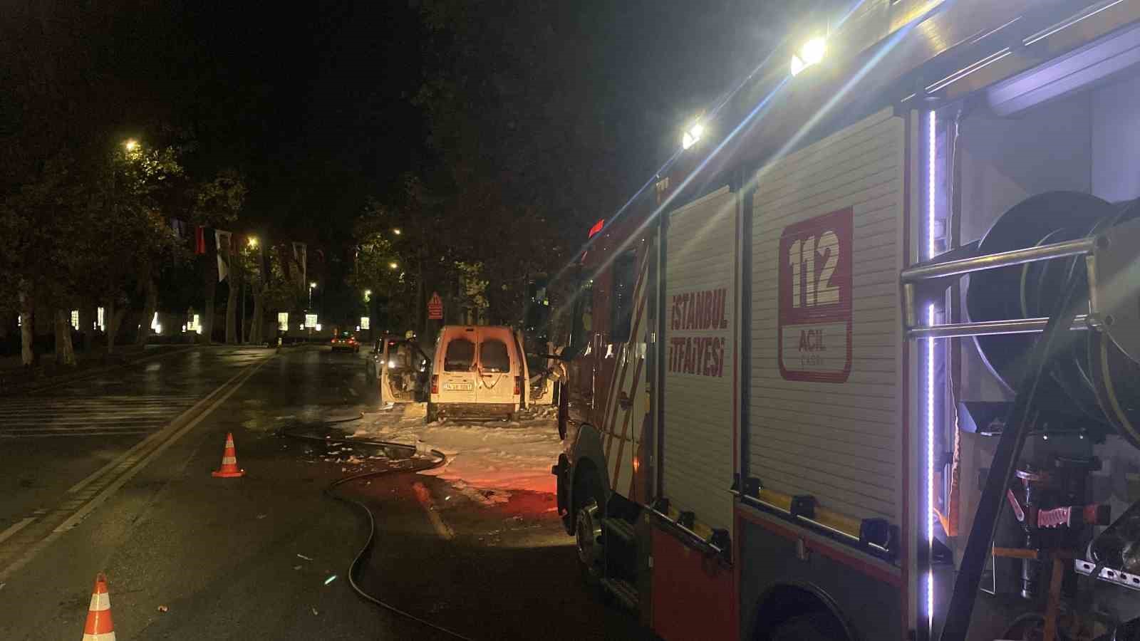 Dolmabahçe Sarayı’nın önünde hafif ticari araç alevlere teslim oldu