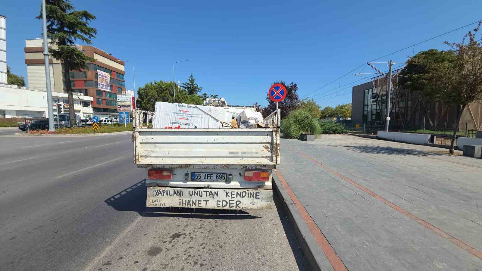 Otomobil tramvay istasyonuna çarptı: 3 yaralı