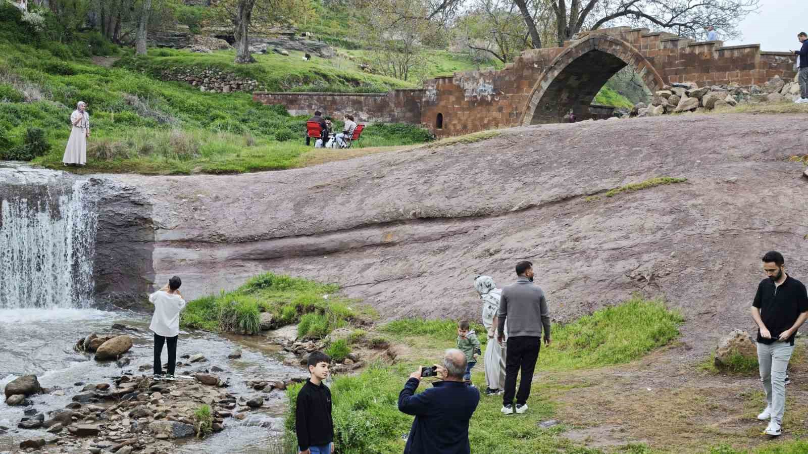 Ahlat&rsquo;ın tarihi ve doğal g&uuml;zelliklere bayram ilgisi