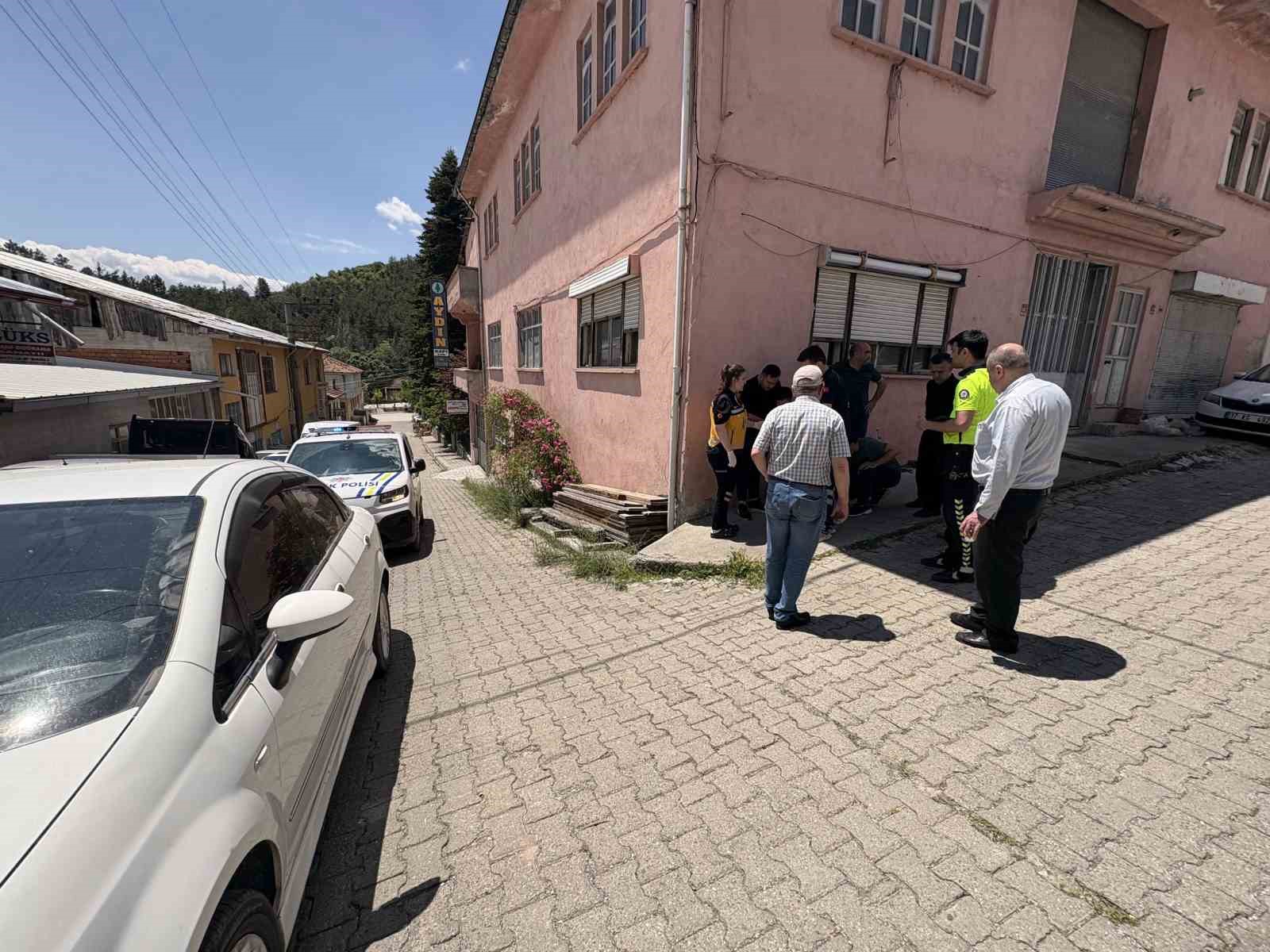 Oyun oynarken yola atlayan çocuğa otomobil çarptı