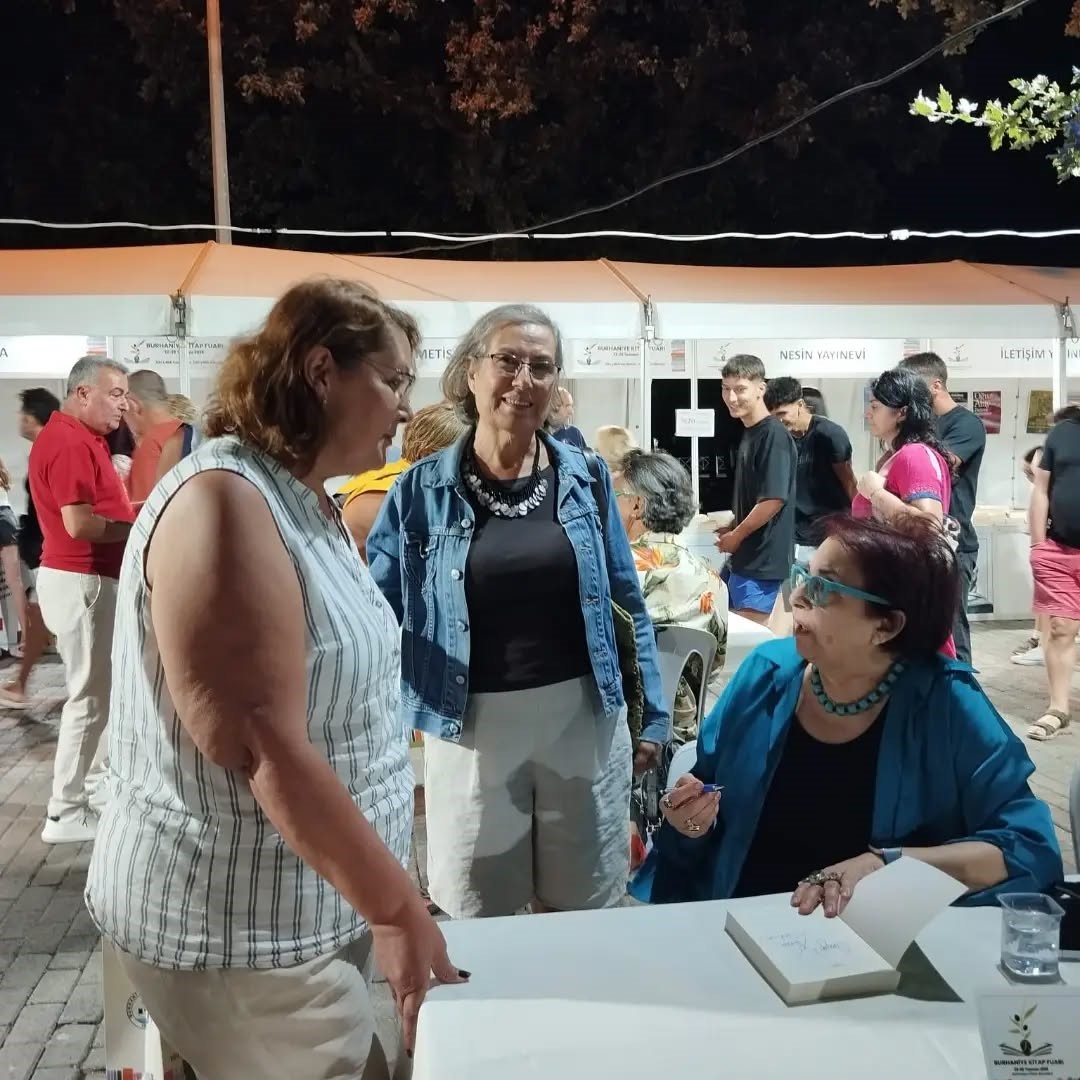 Burhaniye de imza g&uuml;n&uuml; ilgi g&ouml;rd&uuml;