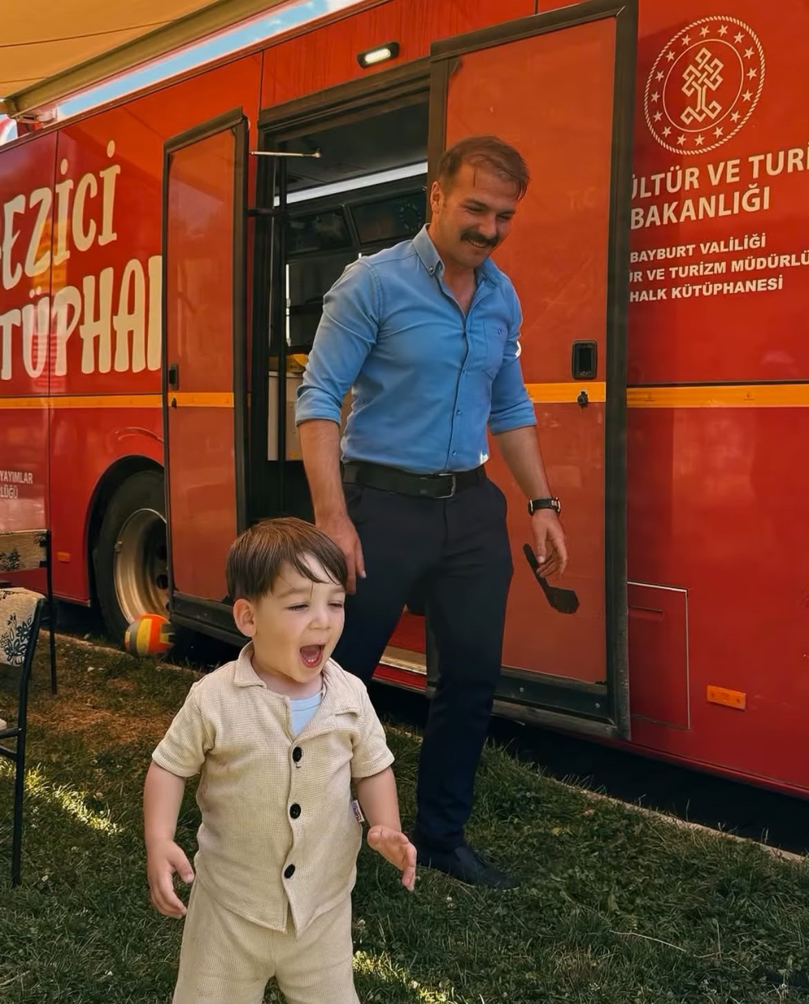 Gezici K&uuml;t&uuml;phane Yenişehir Parkı&rsquo;nda &ccedil;ocuklarla buluştu