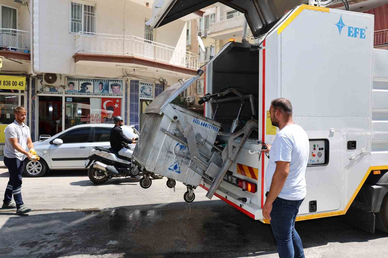 Şehzadeler’de çöp konteynerleri dezenfekte ediliyor