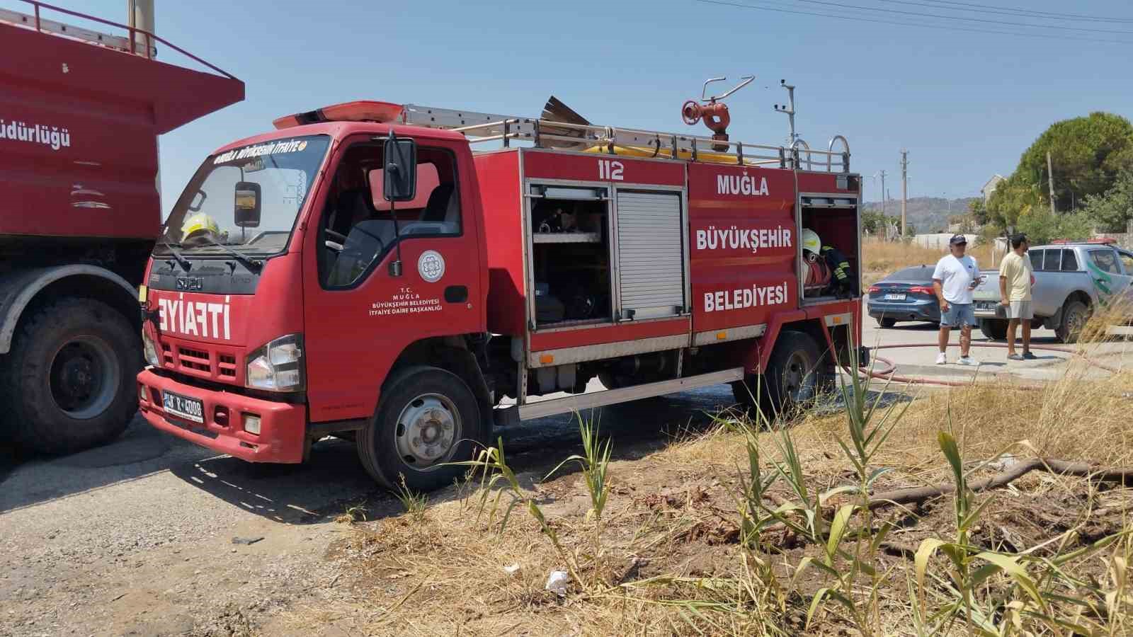 Datça’da kuru ot yangını büyümeden söndürüldü