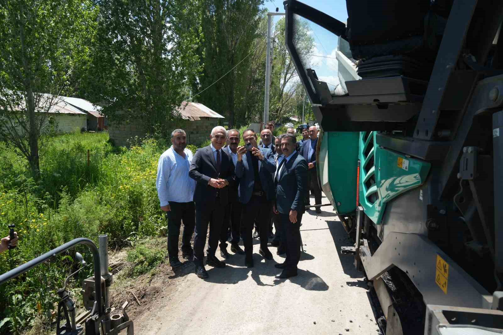 Muş’ta köy yollarında asfalt seferberliği