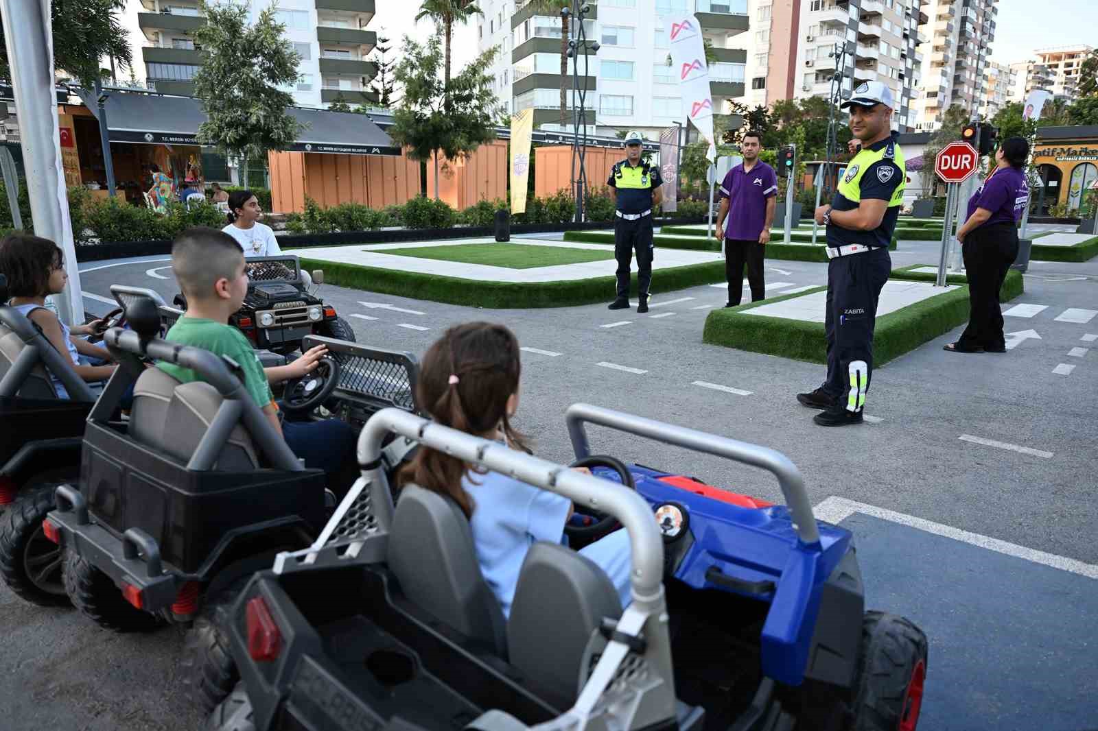Mersin’de minikler trafik kurallarını direksiyon başında öğrendi
