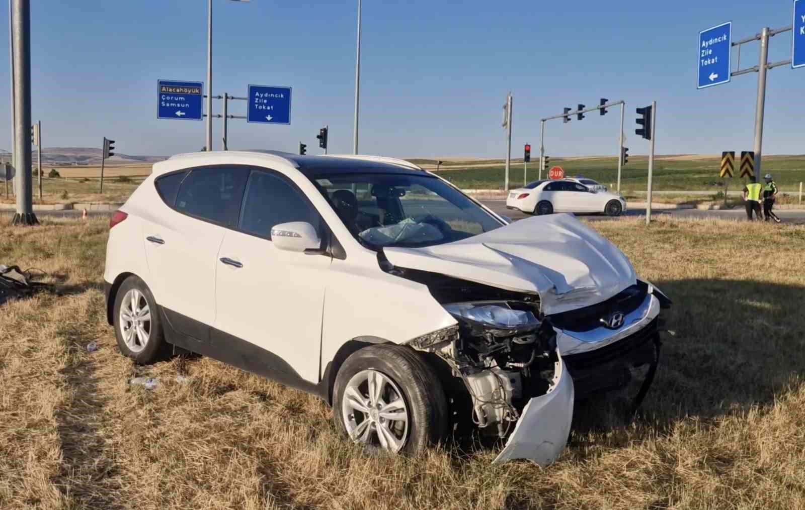 &Ccedil;orum&rsquo;da &ccedil;arpışan otomobil ile cip metrelerce s&uuml;r&uuml;klendi: 6 yaralı