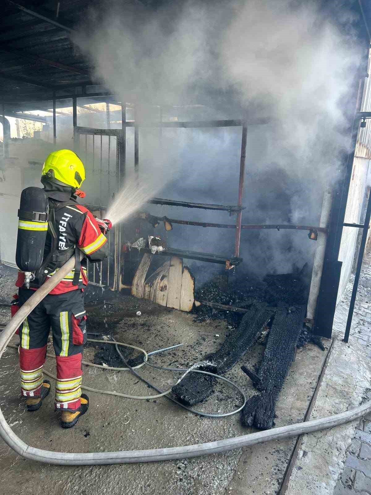 Balıkesir’de depoda korkutan yangın
