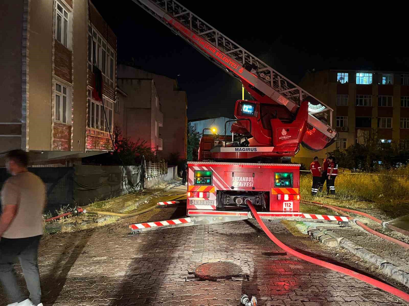 Avcılar&rsquo;da &uuml;&ccedil; katlı binanın &ccedil;atısı alev alev yandı