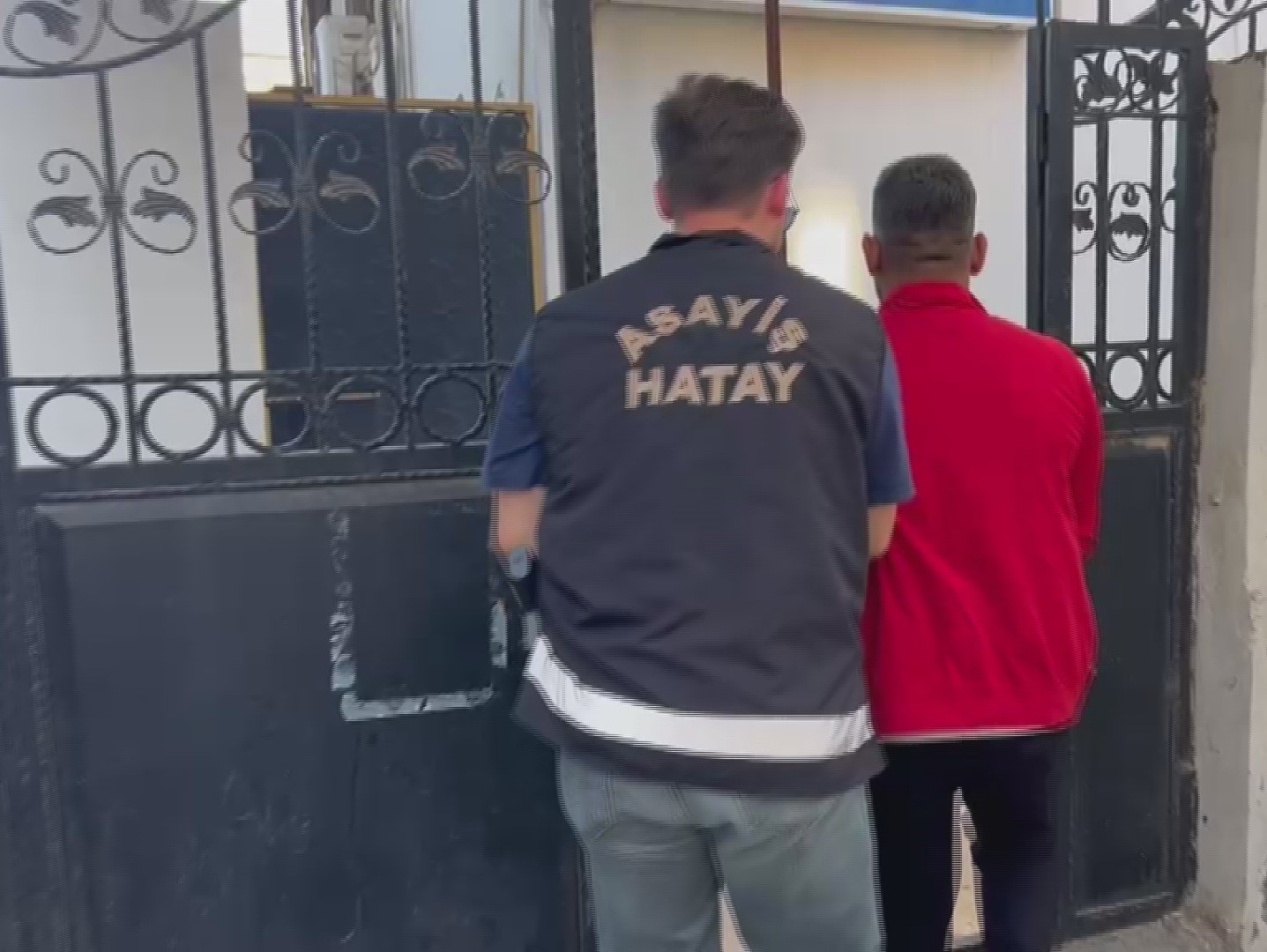 Motosikleti ittirerek &ccedil;alan hırsızın 54 su&ccedil; kaydı olduğu ortaya &ccedil;ıktı