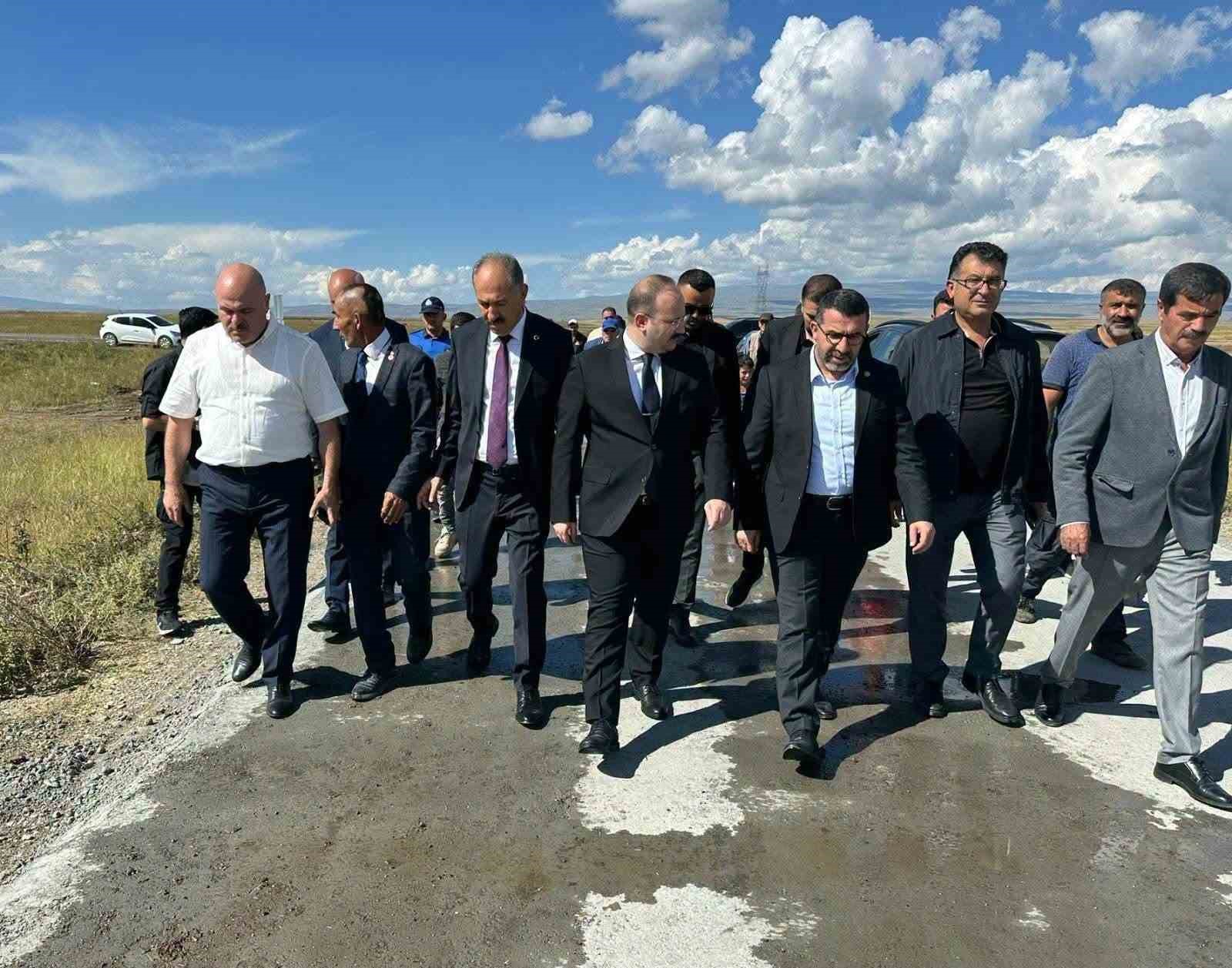Arpaçay’da köy yolları betonla güçleniyor: Kuyucuk köyüne 650 metrelik beton yol