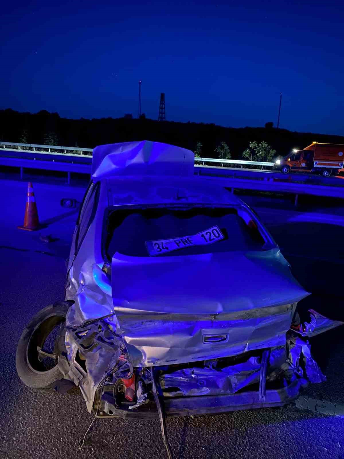 Kırklareli’de bariyerlere çarpan otomobil hurdaya döndü