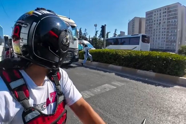 Tırın önünden geçmeye çalışan kadın ölümden son anda kurtuldu