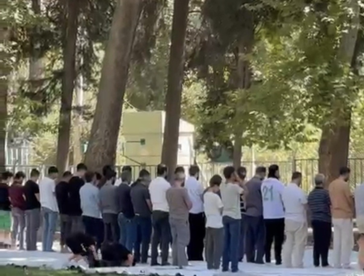 Nusaybin’de piknik yapan vatandaşlar namaz için birlikte saf tuttu